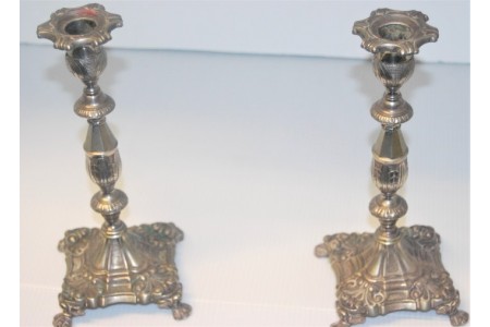  Castiçais em prata com fustes torneados e relevados com motivos florais, assentes em bases quadradas e quatro pés em forma de garras.
